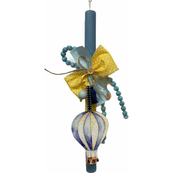 Χειροποίητη πασχαλινή λαμπάδα 2022 για αγόρι στολισμένη με ξύλινο μπρελόκ αερόστατο σε αρωματικό κερί. Ύψος κεριού 30εκ. Αποστέλλεται σε συσκευασία δώρου.