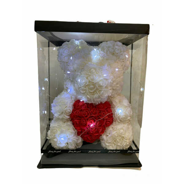 Λευκό αρκουδάκι από τριαντάφυλλα For Ever Rose Bear που κρατάει κόκκινη καρδιά με φωτάκια, σε διάφανο κουτί. Διαστάσεις 30x30x38εκ.