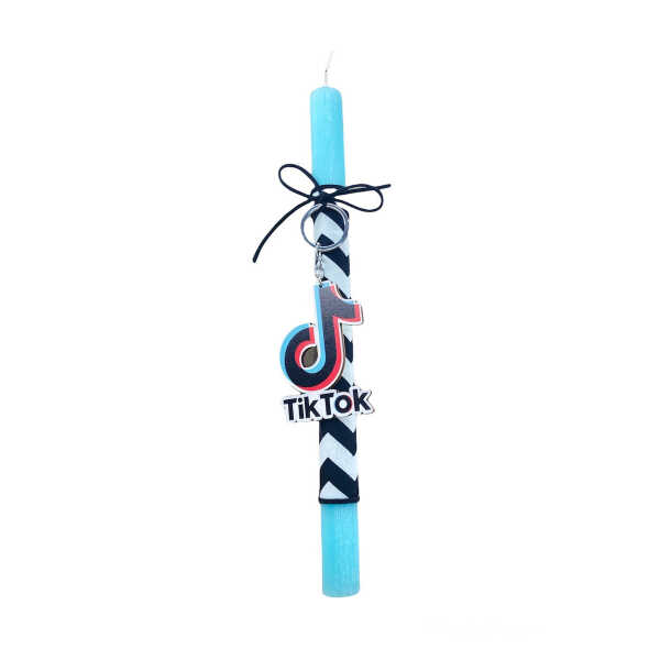 Χειροποίητη πασχαλινή λαμπάδα 2022 για αγόρι / κορίτσι με ξύλινο μπρελόκ Tik Tok σε αρωματικό κερί. Ύψος κεριού 30 εκ. Αποστέλλεται σε συσκευασία δώρου.