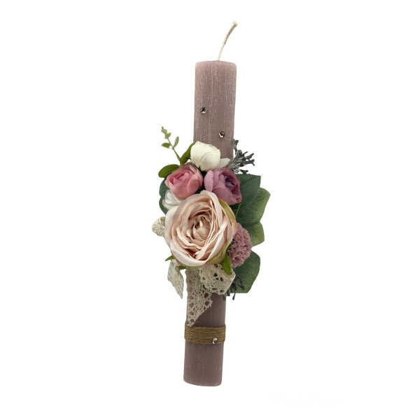 Χειροποίητη πασχαλινή λαμπάδα 2022 σε ρομαντικό ύφος για κορίτσι / κοπέλα / γυναίκα στολισμένη με λουλούδια σε αρωματικό κερί. Ύψος κεριού 30 εκ. Αποστέλλεται σε συσκευασία δώρου.