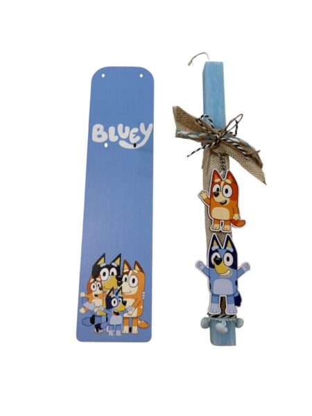 Χειροποίητη λαμπάδα Bluey με ξύλινη βάση και ξύλινο μπρελόκ . Ύψος κεριού 30εκ.